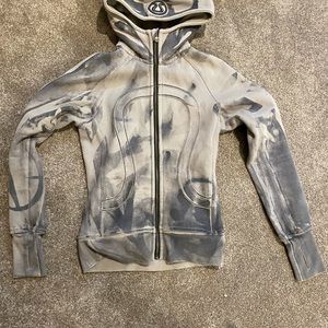 Lululemon size 4 heavyweight material gray/tan no stains amazing condition